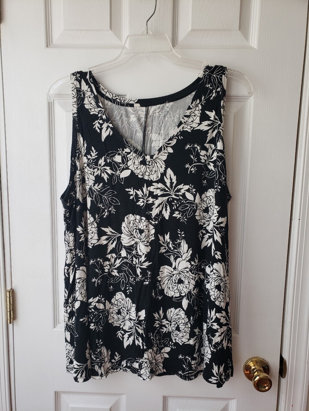 Lane Bryant Black and White Floral Sleeveless V-Neck Tank